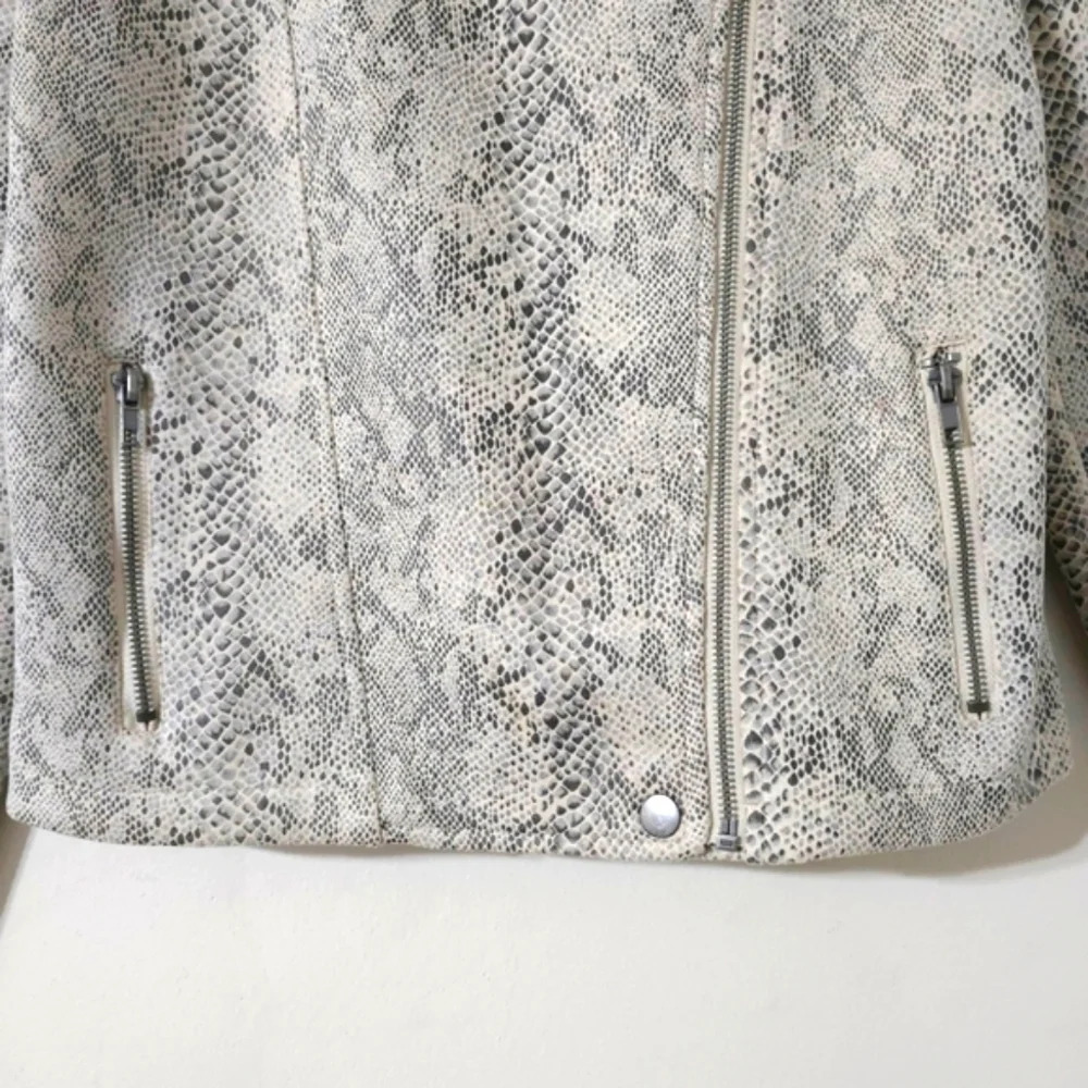 Ladies Faux-Suede Cropped Motto Snake Print Jacket, Sleek Modern Edgy, Size M - Picture 7 of 14